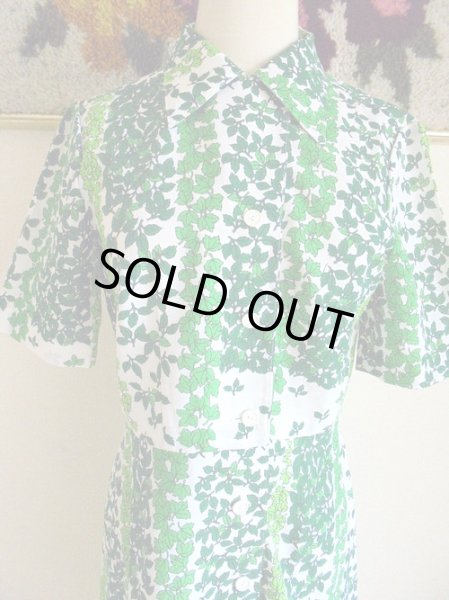 スナップが付いてるので襟元全部上まで留めるスタイリングもできます