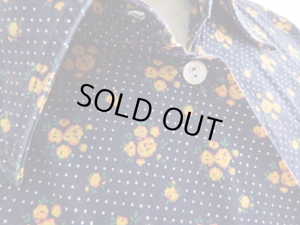 画像3: 紺地に花柄レトロブラウス (3)