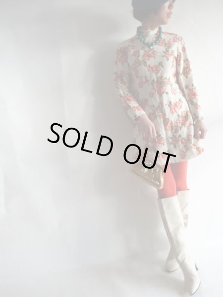 画像2: 白地にオレンジ花柄のハイネックワンピ【送料無料】 (2)