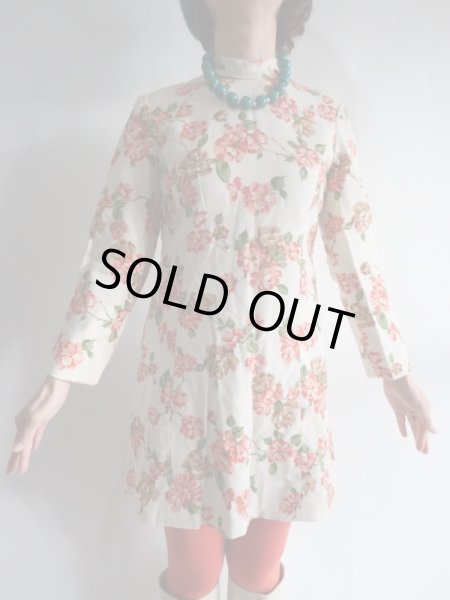 画像4: 白地にオレンジ花柄のハイネックワンピ【送料無料】 (4)