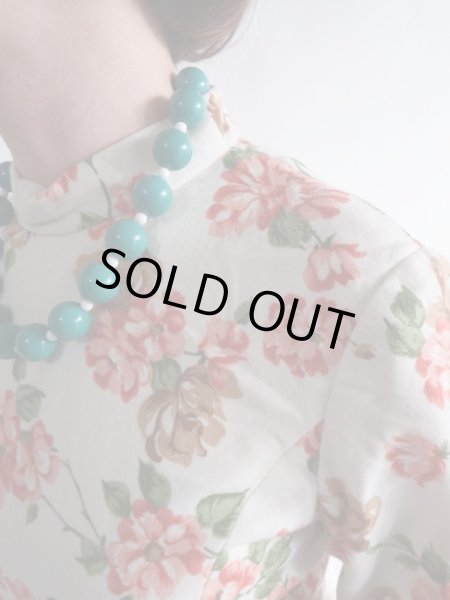 画像9: 白地にオレンジ花柄のハイネックワンピ【送料無料】 (9)