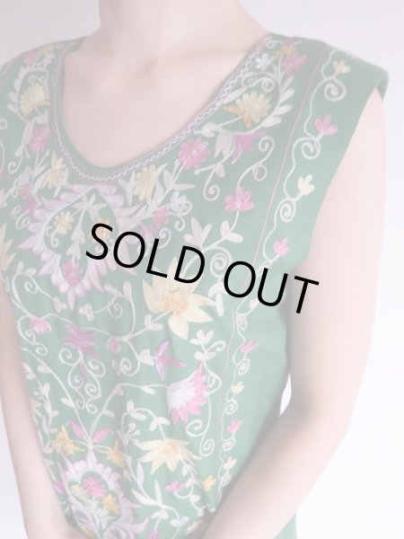 画像8: グリーン色刺繍いっぱいノースリーブワンピ【送料無料】 (8)