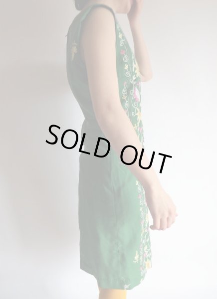 画像6: グリーン色刺繍いっぱいノースリーブワンピ【送料無料】 (6)