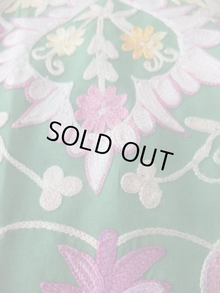 刺繍部分に薄い変色あり