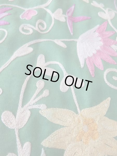 刺繍部分に薄い変色あり