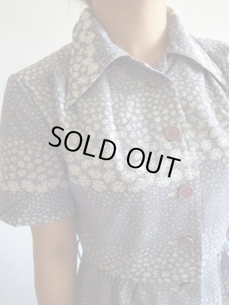 画像6: ブルーグレー色白花柄半袖ワンピ (6)