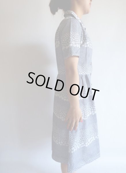画像4: ブルーグレー色白花柄半袖ワンピ (4)