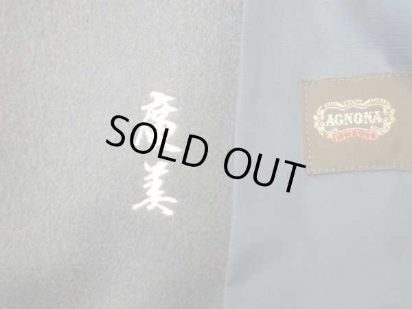 右胸の裏面に名前の刺繍が入っています