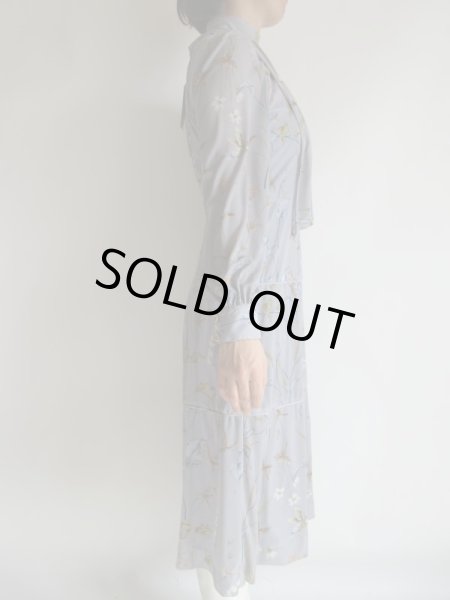 画像4: 未使用*ストール付きブルーグレー色草花模様ワンピ【送料無料】 (4)