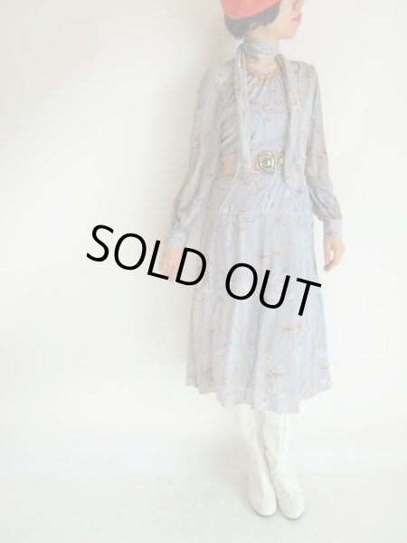 画像2: 未使用*ストール付きブルーグレー色草花模様ワンピ【送料無料】 (2)