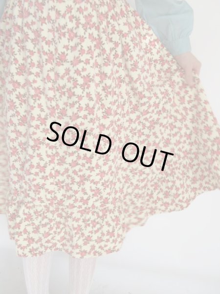 画像11: 夢見る花柄ベロア系エプロンワンピース (11)