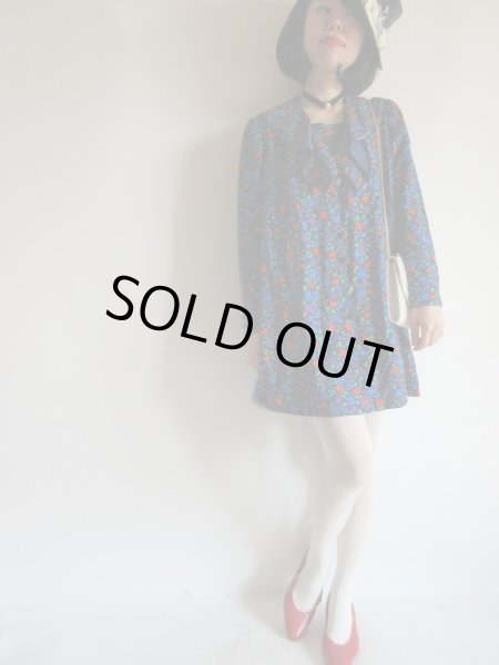 画像2: ビーズ刺繍入りのブルー系花柄ワンピ【送料無料】 (2)