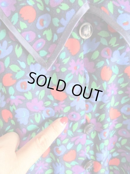 第2ボタンが欠品です。その横辺りに横糸ツリあり。指差し部分に穴開きあり。