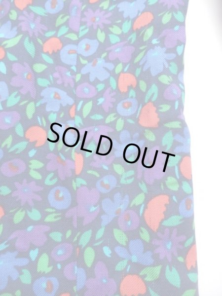 後ろ身右ウエスト辺りに多数糸ツリあり