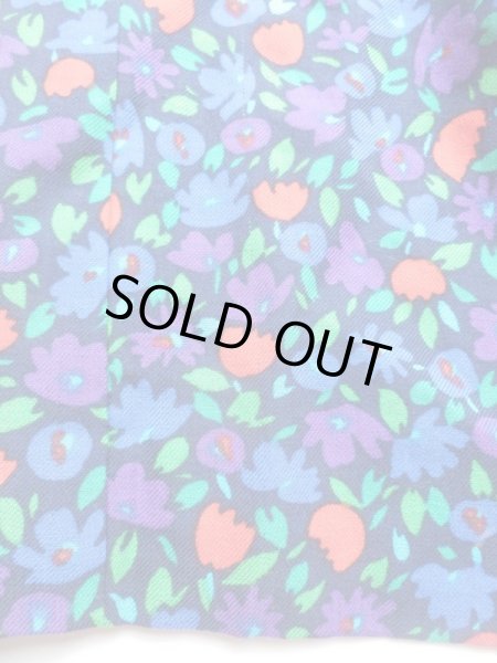 前身スカート裾上に縦糸ツリあり