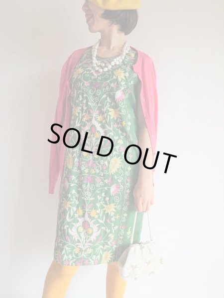 画像2: グリーン色刺繍いっぱいノースリーブワンピ【送料無料】 (2)