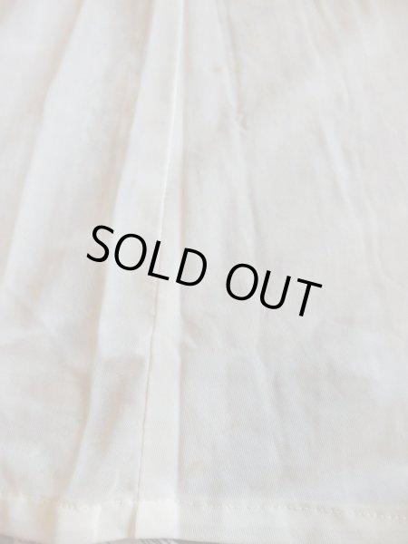 裏地に多数薄シミと変色あり