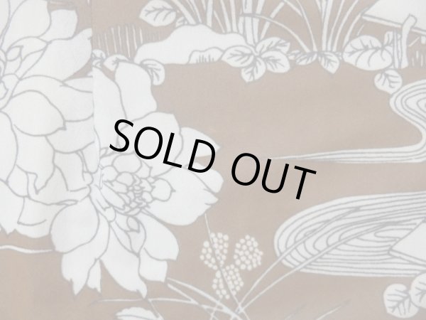 後身スカート中心辺りにうっすら変色部分あり