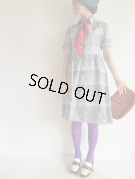 画像2: ブルーグレー色白花柄半袖ワンピ (2)