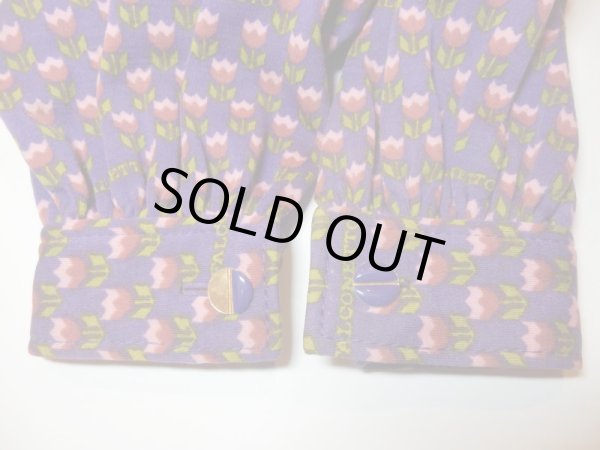 左袖口ボタンの紫部分が半分取れています