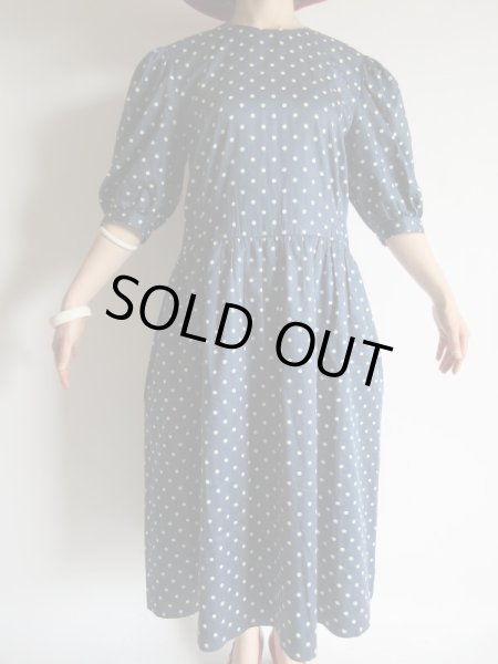 画像4: 上品ネイビーに水玉のパフスリーブワンピ【送料無料】 (4)