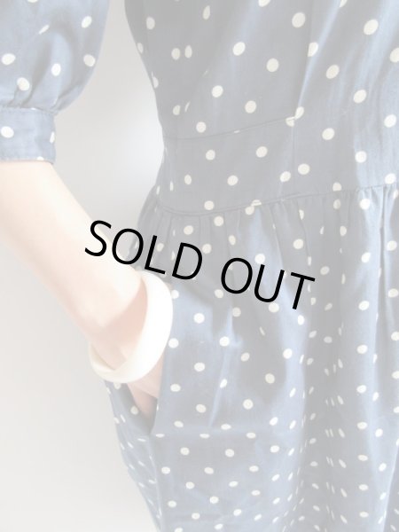 画像9: 上品ネイビーに水玉のパフスリーブワンピ【送料無料】 (9)