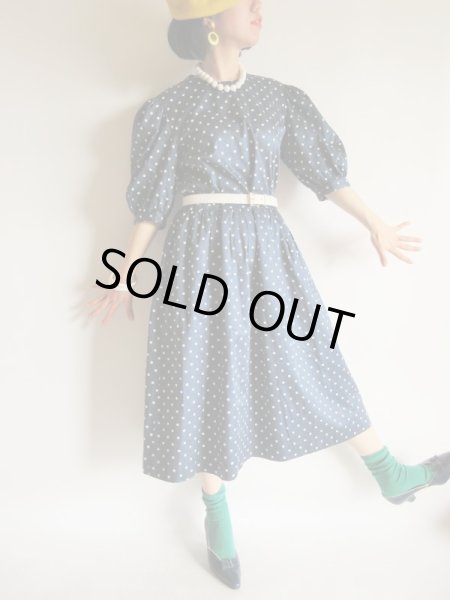 画像2: 上品ネイビーに水玉のパフスリーブワンピ【送料無料】 (2)