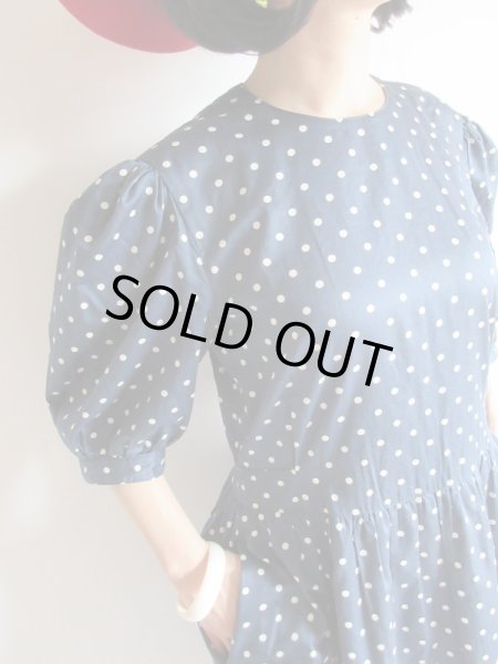 画像8: 上品ネイビーに水玉のパフスリーブワンピ【送料無料】 (8)
