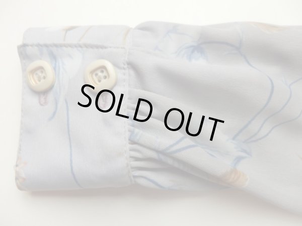 右袖口辺りに薄シミあり