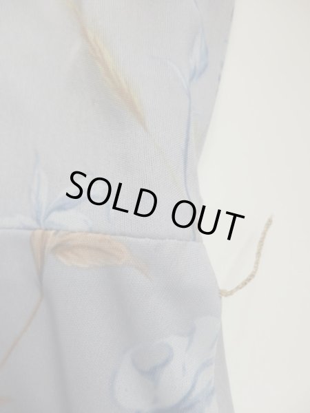 左側のベルトループが取れています