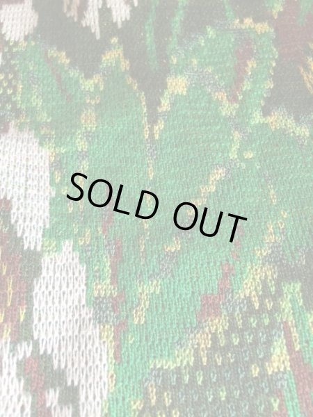 背中に糸飛び出しあり