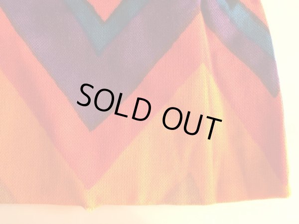 前身左側裾に破れあり