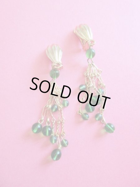 画像2: 【繊細さと遊び心と*】グリーンビーズの揺れイヤリング (2)