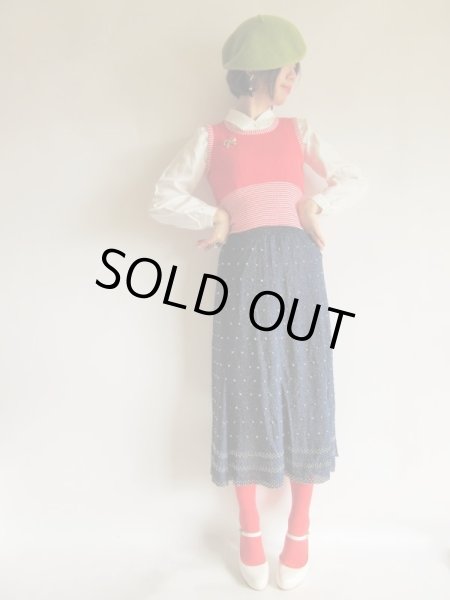 画像7: 鮮やかな赤で目を引く (7)