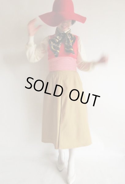 画像5: 鮮やかな赤で目を引く (5)