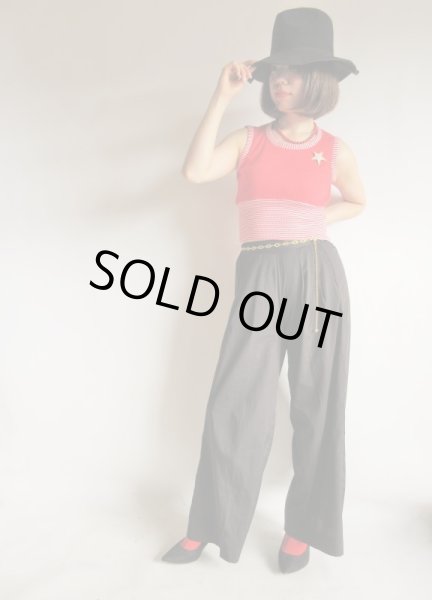 画像2: 鮮やかな赤で目を引く (2)