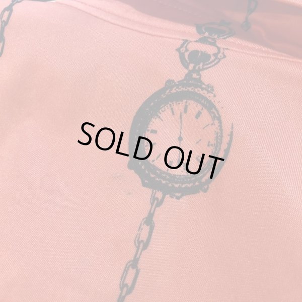 トップスの後ろ背中らへんに小さな穴あき?やぶれ?箇所あります