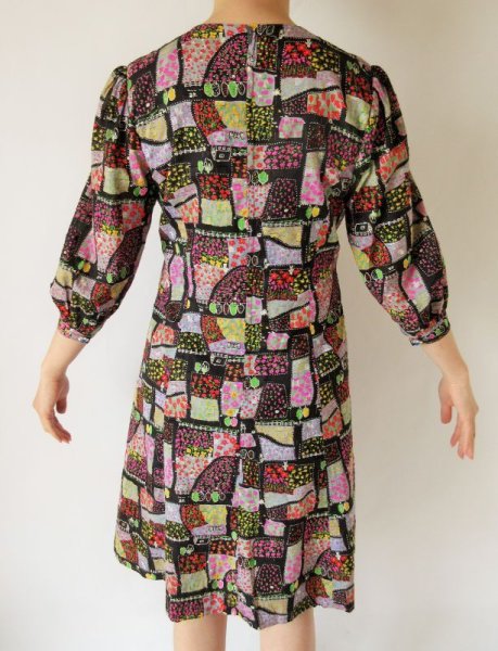 画像5: 【まるで絵本の1ページのような*】メルヘン柄のワンピース (5)