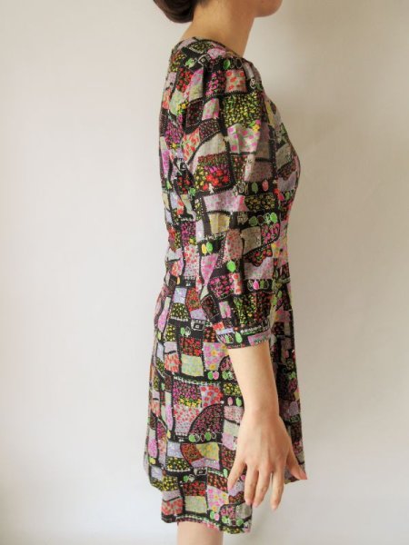 画像4: 【まるで絵本の1ページのような*】メルヘン柄のワンピース (4)