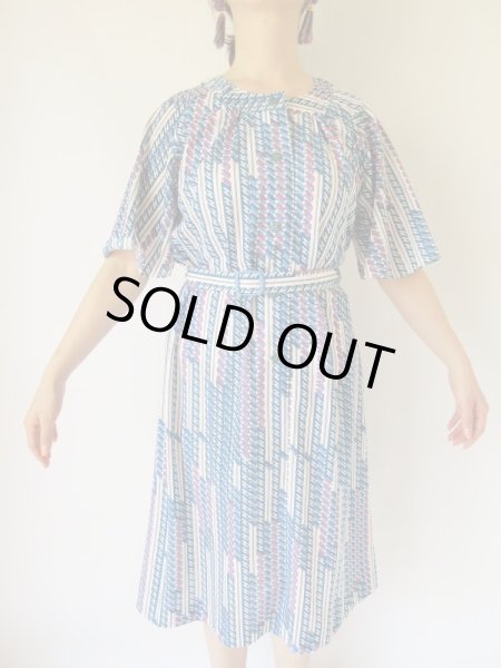 画像3: レトロデザインの変形ストライプのワンピース (3)