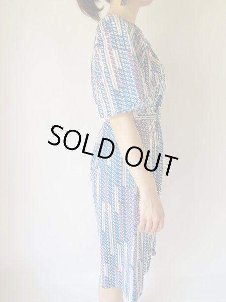 画像4: レトロデザインの変形ストライプのワンピース (4)