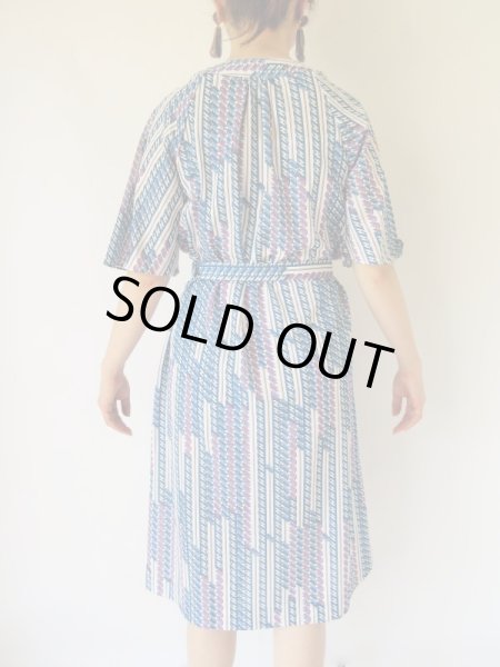 画像5: レトロデザインの変形ストライプのワンピース (5)