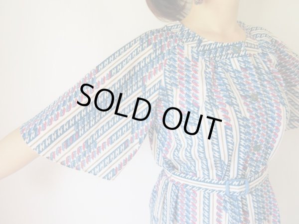 画像7: レトロデザインの変形ストライプのワンピース (7)
