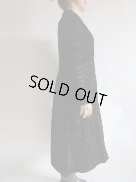 画像4: 軽い着心地のブラックカラーコート (4)