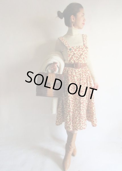 画像2: 夢見る花柄ベロア系エプロンワンピース (2)