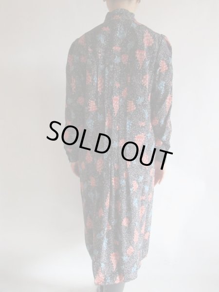 画像5: 赤や青の花模様のゆるシルエットボウタイワンピ (5)