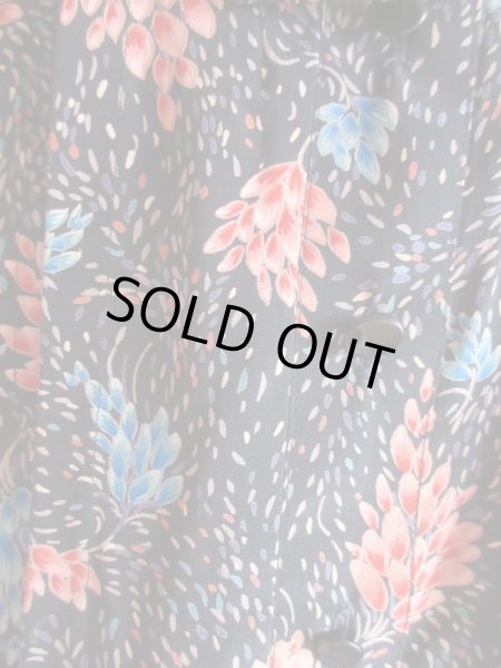 画像7: 赤や青の花模様のゆるシルエットボウタイワンピ (7)