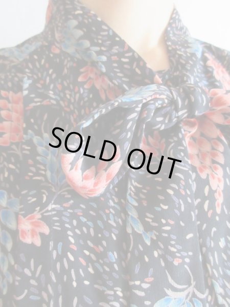 画像8: 赤や青の花模様のゆるシルエットボウタイワンピ (8)