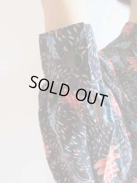 画像6: 赤や青の花模様のゆるシルエットボウタイワンピ (6)