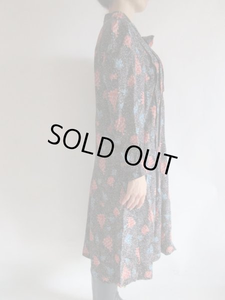 画像4: 赤や青の花模様のゆるシルエットボウタイワンピ (4)